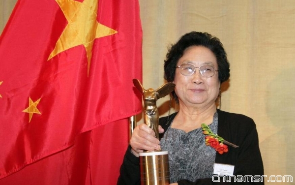 9月23日，中国中医科学院终身研究员屠呦呦在美国纽约举行的拉斯克奖颁奖仪式上领奖。