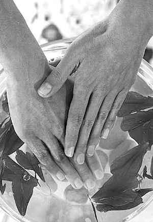 护手霜可以保持手部柔嫩,尤其是在干燥的冬季,更是爱美人士的必备。但是买来的护手霜中经常会添加很多化学成分,其实利用生活中一些常见的材料就可用来制作护手产品。近日,美国“博文网”刊登了一个自制环保护手液的妙方。