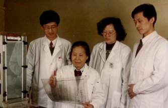 1997年，康威请来的老专家在给技术人员讲解产品