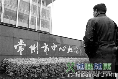 吴长栋多次走进常州市中心血站讨说法。《现代快报》供图