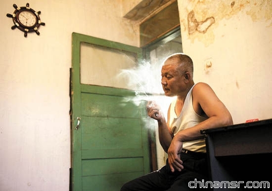 刘珉的家紧贴着哈药总厂污水处理厂的南院墙，距蛋白饲料厂的烟囱最近处也不过四五十米