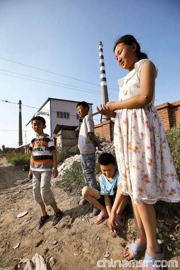 生活在哈药总厂南墙外棚户区的孩子们