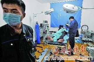 警方人员正在询问“卖肾者”。