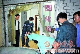 “卖肾者”被120工作人员抬出诊所。