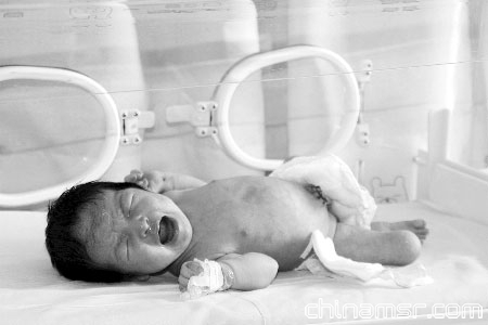 妞妞已从重症监护室转到普通病房。朱高峰/摄