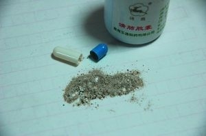 打开一看，胶囊里的颗粒疑似胡椒粉。