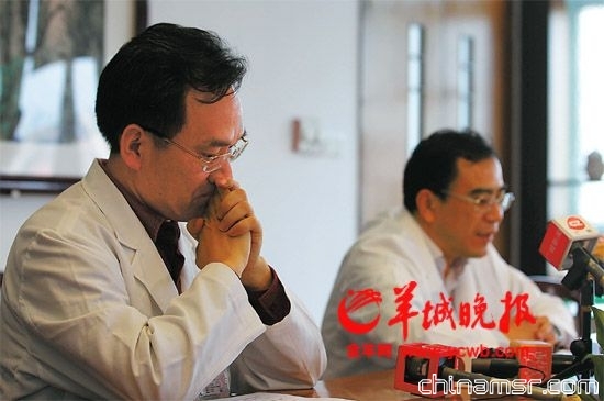 广东省妇幼保健院副院长陈运彬（右）和儿科主任王波接受记者采访，神情凝重 羊城晚报记者蔡弘摄 