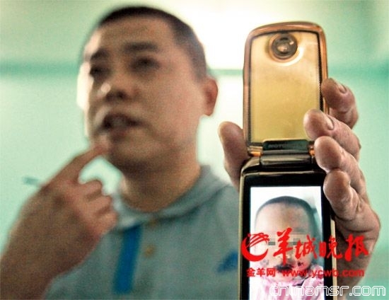 ▲三天前徐先生到病房里看到的小涵 羊城晚报记者蔡弘摄