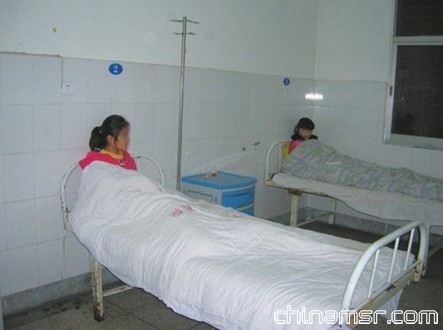 小莉与小英还躺在病床上