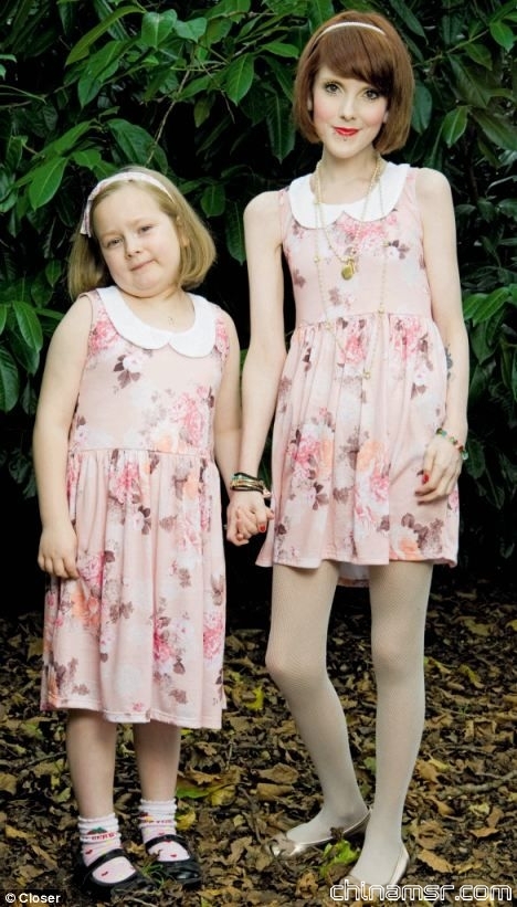 丽贝卡因常年患有厌食症，目前体重只有63.5斤，如果与自己7岁的女儿梅西穿一样的衣服，看上去就像一对姐妹