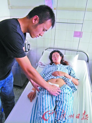 昨日下午，躺在塘厦医院住院部4楼病房的李晴晴指着伤口告诉记者，“原本阑尾炎的刀口是在侧面，四五厘米左右；如今却按照宫外孕剖开肚子，刀口在肚子中间，长8~10厘米。”