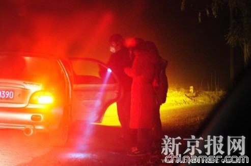 昨日凌晨，不少记者赶到现场后戴上了口罩。