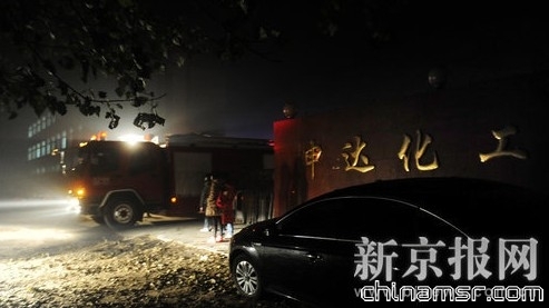 昨日凌晨零点多，一辆消防车从“申达化工”内开出。前晚7时30分许，申达化工甲基二甲氧基硅烷泄漏。本版图片/本报记者 尹亚飞 摄