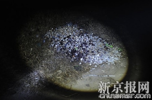 “申达化工厂”墙外的河边堆积的化工垃圾，化工厂和村子仅一河之隔。