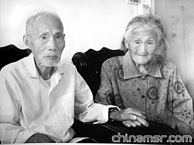 沈光远黄雪松是上海地区三对百岁夫妇中的一对。这对夫妇是小学同学，相识相知已超过90年，婚龄则有79年。