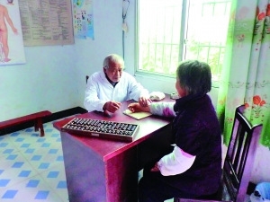 杜应怀正在为村民把脉。 通讯员 陈劲松 摄 (资料图片)