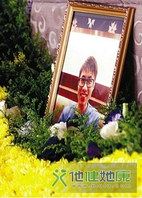 何伟锋遗照。这座木制的埃菲尔铁塔是他生前的杰作。