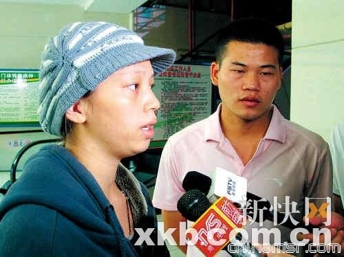 婴儿的父母王海章夫妇接受采访。李海强/摄