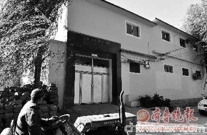 ▲24日，曾给重庆小伙王明(化名)割肾的诊所大门紧闭。