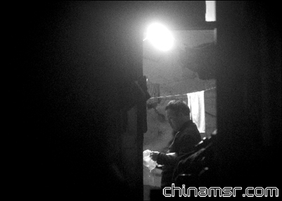 ①凌晨3点多，黑作坊内正在加工豆浆。