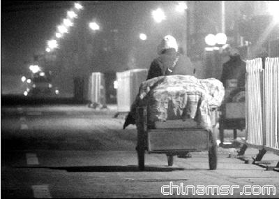 ②凌晨4点多，黑作坊经营者出门送货。