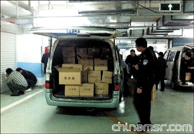 警方在地下车库内拦截了送货车辆。