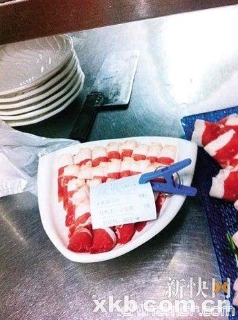 ■在厨房里，菜单和夹子被员工直接扔在羊肉上。