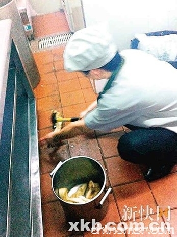 ■一厨师在地上敲牛骨头，不经清洗后直接扔进锅里熬汤。