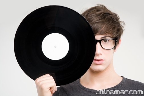 1.头痛。临床试验中发现，约有13%的人服药后出现头痛，且服用剂量越大越烈。