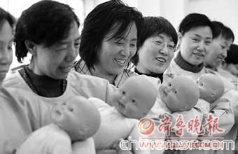 在济南，星级越高的月嫂越抢手，四星五星的要提前半年预定。图为月嫂正在接受培训。（资料片）