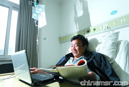 昨日,西南医院,乔老师在用笔记本电脑与学生在线交流。