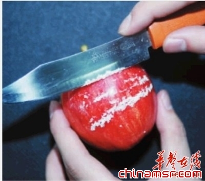 专家称苹果应去皮食用。