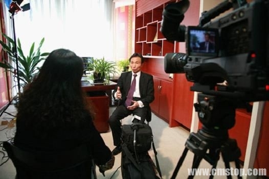 （华氏医药董事长戴信敏接受中央电视台《创业天使》栏目采访）