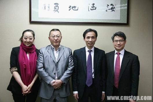 (华氏医药董事长戴信敏与中央电视台《创业天使》栏目采访人员合影)