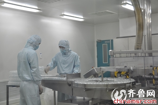 图一，记者在恒瑞医药的生产车间看到，一名身穿白大褂的女工人，正在将歪倒的药瓶扶起，以便在传送带上顺利运输。