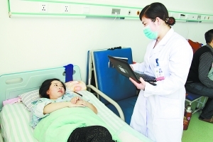 保险专家正在病房核实住院者身份信息,了解治疗情况。