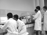 某高校学生在上药理课,他们何时能真正成为产学研合作链上的一环?图片来源:泰山医学院