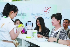 参加活动的市民饶有兴趣地学习蛋白粉饮料的制作方法