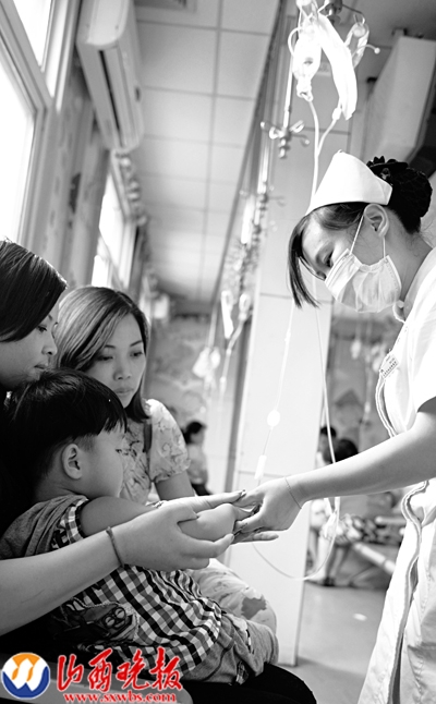 在省城一家医院,患儿正在输液。本报记者 刘江 摄