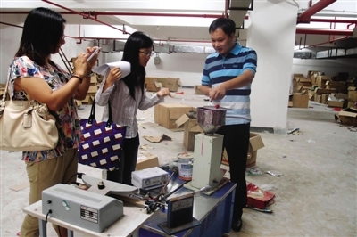 9月13日,浙江省台州市三门县药监局一仓库,执法人员介绍,造假者将明胶和油漆调配成胶状物质,直接用灌装机灌为成品药膏。