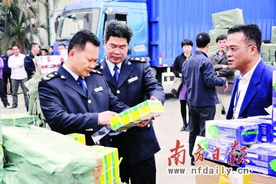 省食品药品执法人员在市场监管行动中。
