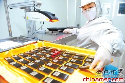 12月22日，由兰州佛慈制药股份有限公司生产的阿胶在该公司平凉分公司生产基地下线面市。这是佛慈制药公司首次向大众健康保健品市场进军。本报记者张铁梁