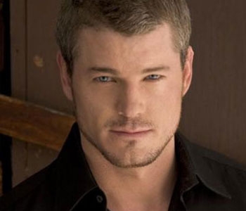 眯起眼坏坏地看着你