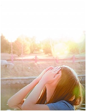 阳光照射下的女性更开心