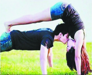 高难度情侣照姿势危险易受伤