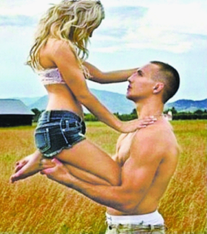 高难度情侣照姿势危险易受伤