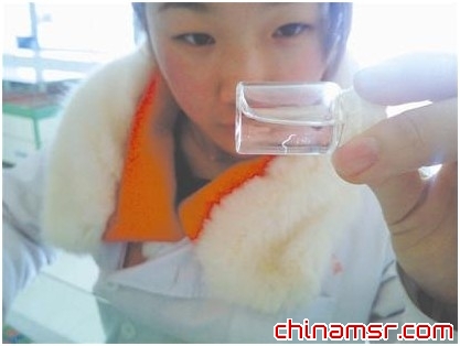 农妇眼中取出2cm长寄生虫