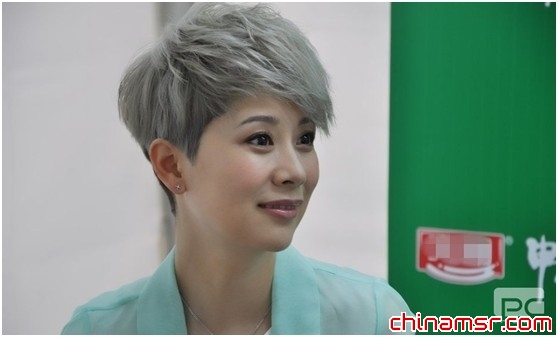 年轻女白领头发早白因湿发睡觉