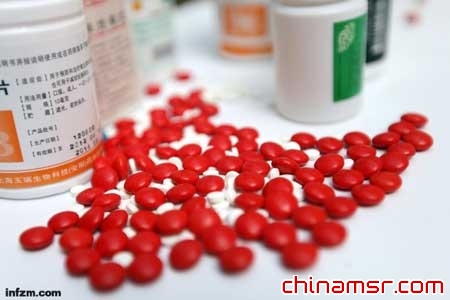 国家药监局每年审批的新药数量显著下降，从2004年受理了惊人的10009种新药申请，下降到2012年的6919种。 （CFP/图）