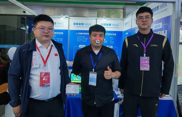 5- 湖南长沙排球协会副主席吴新立(左)